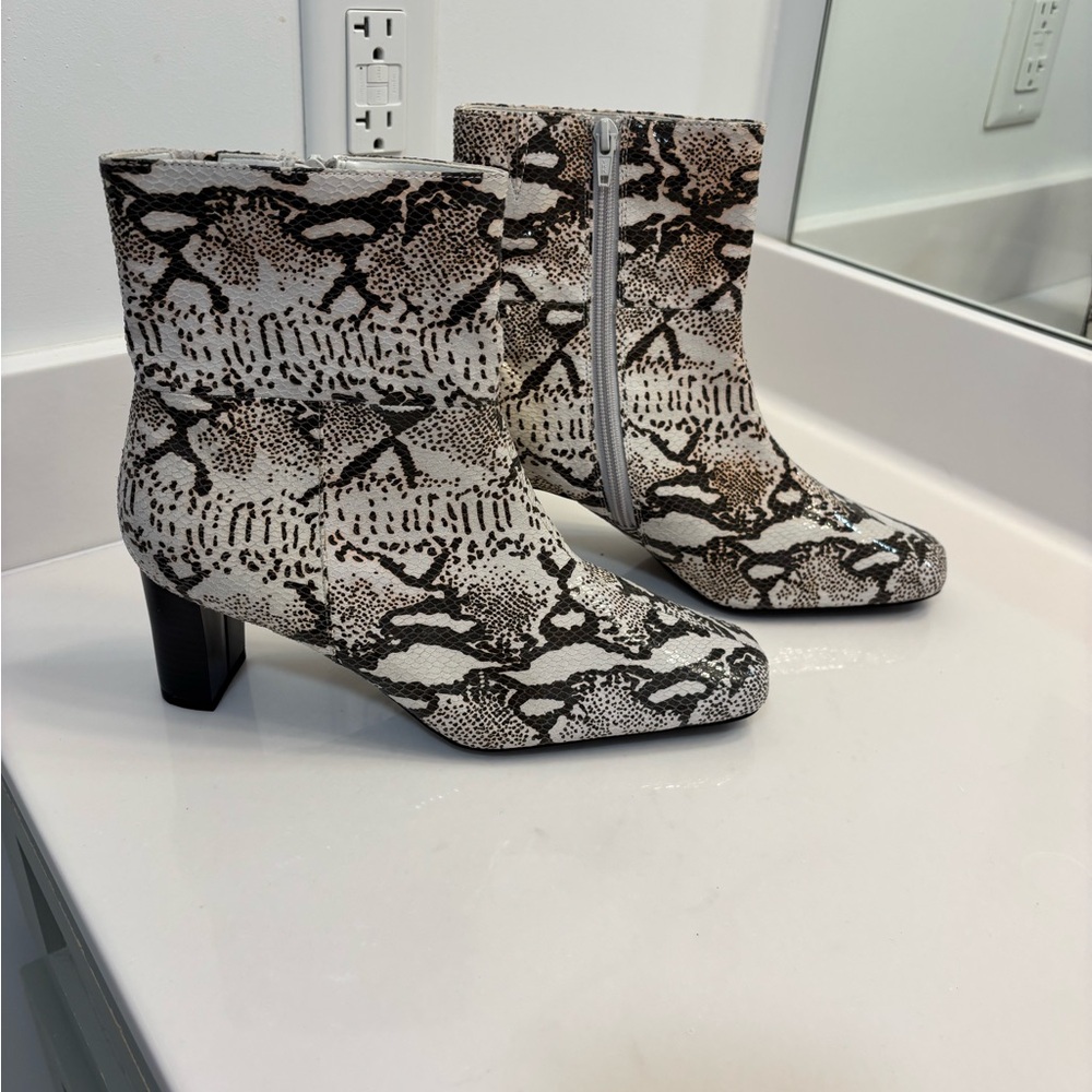 Elegant Leather Snakeskin Heeled Boots